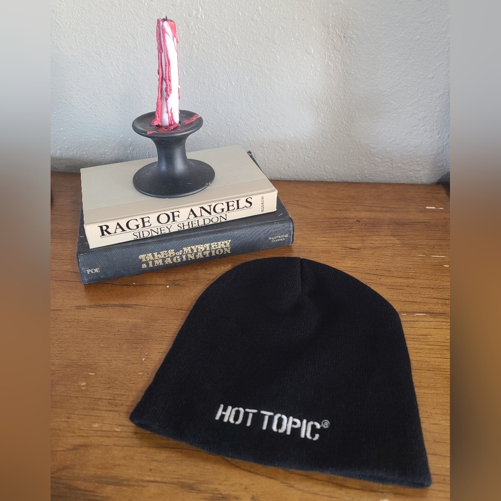 HOT TOPIC Beanie